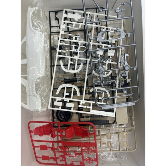 AOSHIMA TOYOTA 4RUNNER SURF HIGH RIDER U.S. 1991 LHD 1:24 MODEL Open Box - Picture 11 of 12